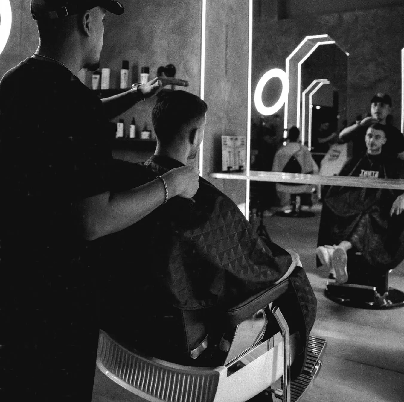Interior de la barbería premium Obsidian en Alicante